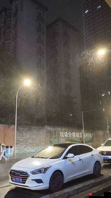 中に突然の大雨一雨宿：风雨中的奇妙留宿经历